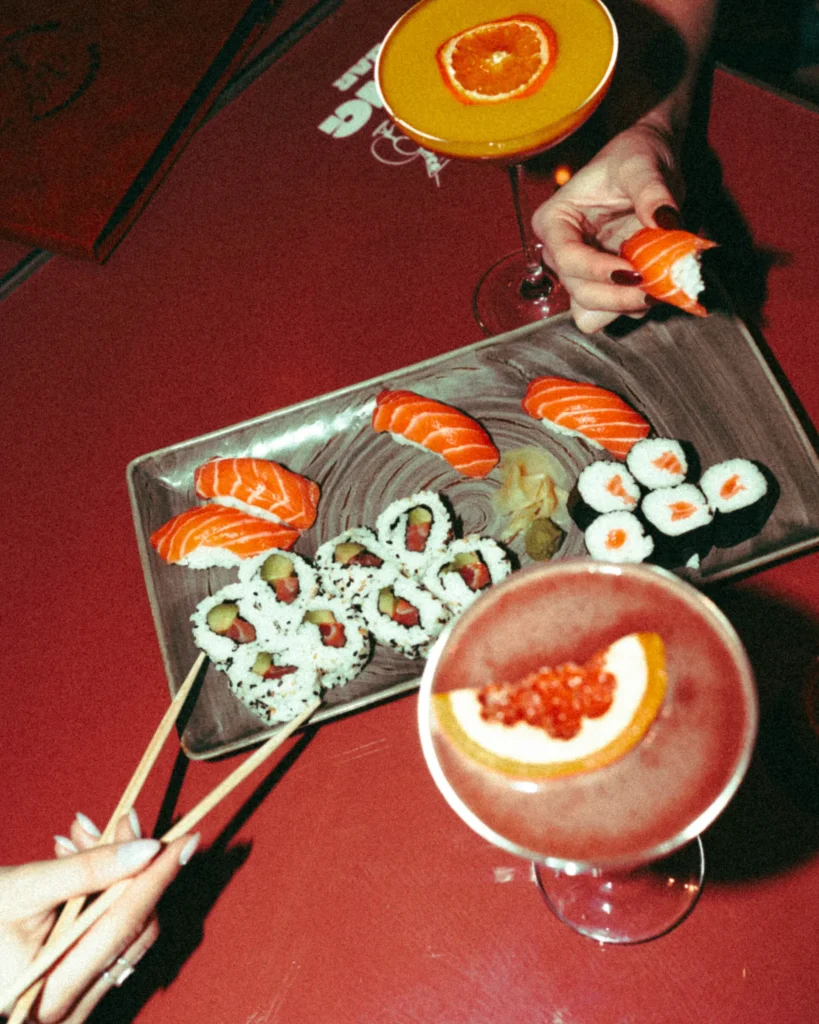 bar rooftop avec cocktails à Saint-Raphaël